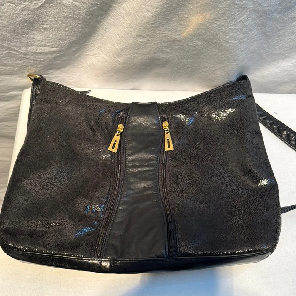 Genuine leather Women Sleek Black Crossbody Bag with Structured Desig